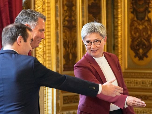 Francúzsko s Austráliou budú Ukrajine spoločne dodávať delostreleckú muníciu