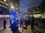 Pred sídlom Európskej komisie útočili nožom, polícii je útočník známy