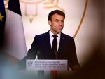 Macron nevylučuje stíhačky pre Ukrajinu, upozornil však na eskaláciu