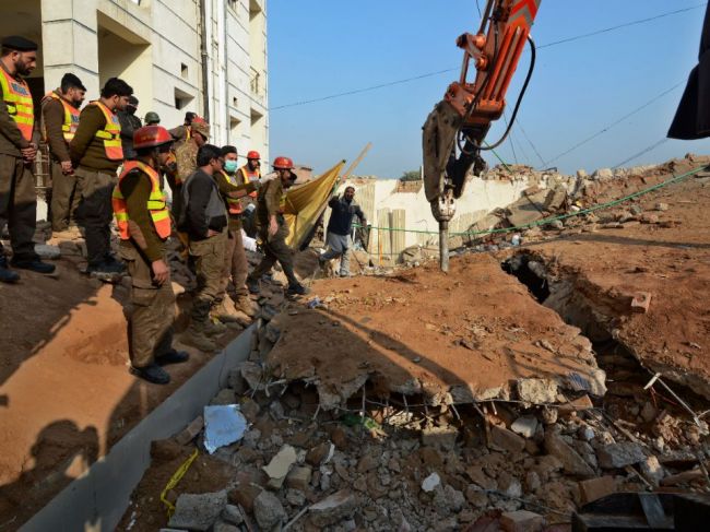 Počet obetí bombového atentátu v pakistanskej mešite stúpol na 100