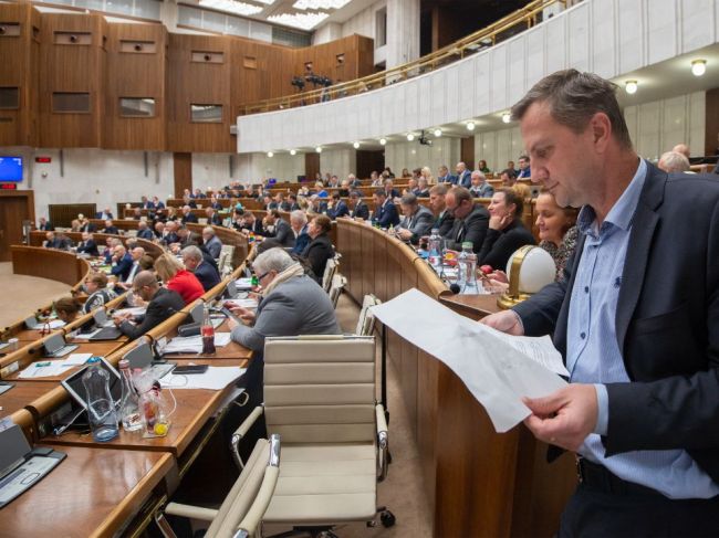 Poslanci neschválili program schôdze, popoludní bude mimoriadne rokovanie