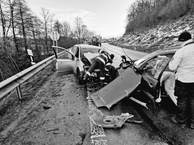 Tragická zrážka dvoch áut: Hlásia jednu obeť a ďalších troch ťažko zranených