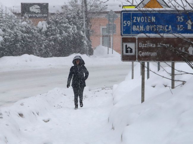 Pre vietor platia výstrahy najvyššieho stupňa, sobotu opäť poznačí aj sneženie