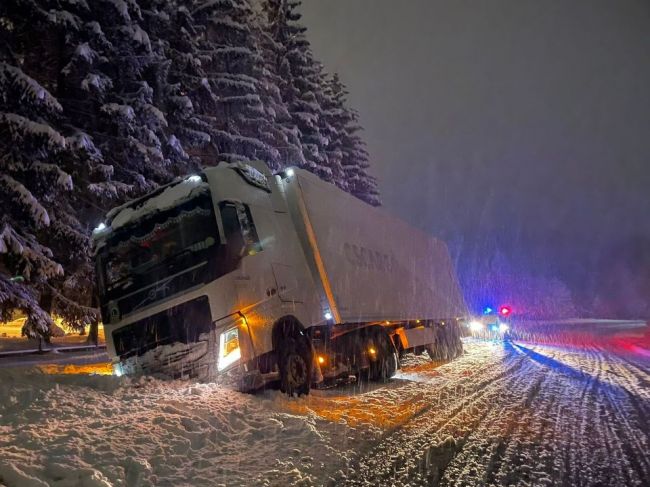 Severné regióny zasiahlo kalamitné sneženie, na Chopku očakávajú orkán