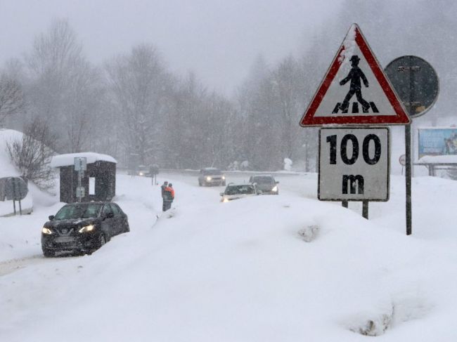 V súvislosti so snežením a vetrom je vyhlásených 83 mimoriadnych situácií