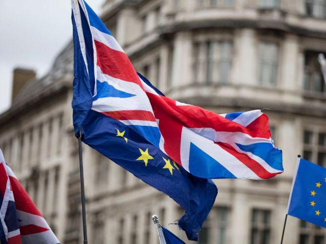 Britániu zasiahol bregret. Brexit dopadol horšie ako sa čakalo