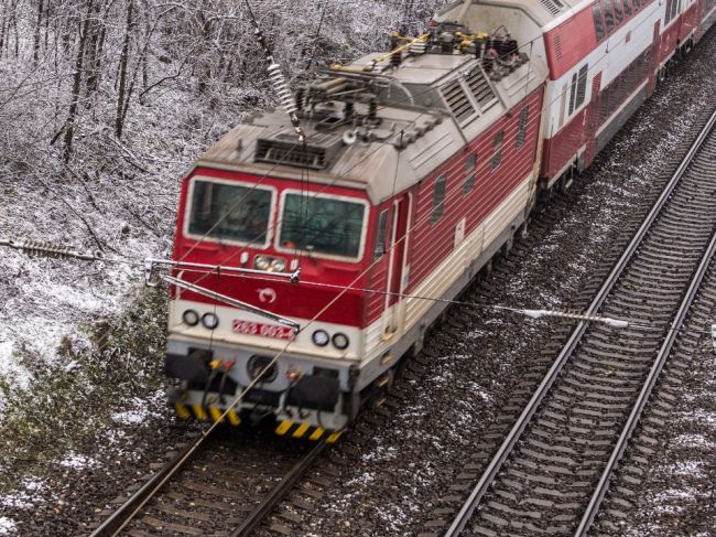 Vlaková doprava je pre nepriaznivé počasie prerušená na viacerých miestach