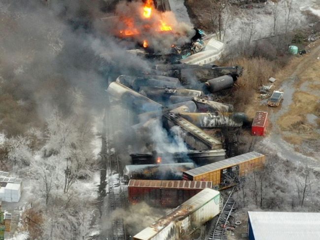 V Ohiu sa vykoľajil vlak, ktorý viezol chemikálie. Tisíce ľudí evakuovali