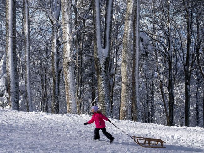 Sneženie a silný vietor narušili dopravu na Balkáne a spôsobili výpadky prúdu