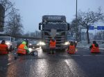 Klimatickí aktivisti zablokovali cesty vo viacerých mestách