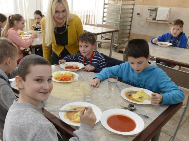 Obnovenie dotácií na obedy ocenili takmer všetky strany, SaS ich kritizuje