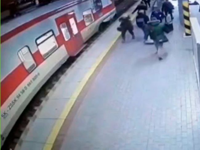 VIDEO: Vlak zachytil ženu za nohu, ťahal ju desiatky metrov