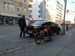 Video: Agresívny zamestnanec Generálnej prokuratúry chcel skopnúť bicykel