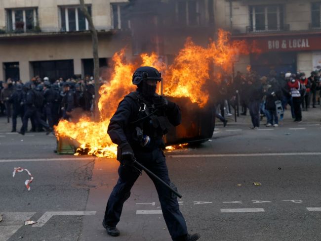 Proti zmenám v dôchodkovom systéme protestovalo vo Francúzsku vyše 900.000 ľudí