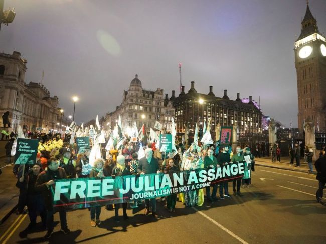 Assangeovi podporovatelia usporiadali "karneval" proti jeho vydaniu do USA