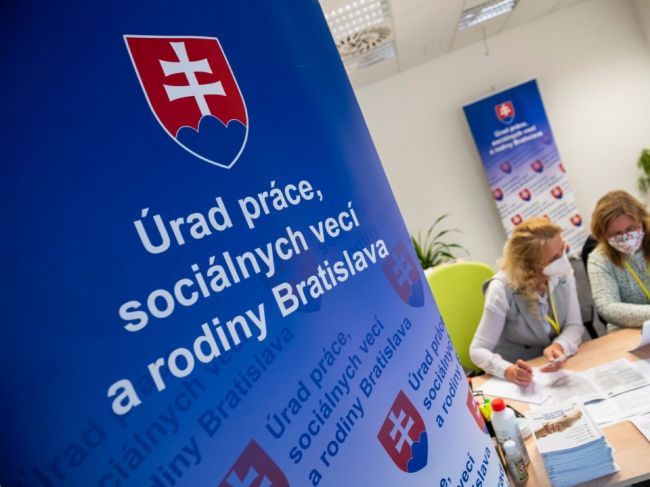 Od stredy vyplácajú úrady práce zvýšené dávky