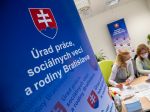 Od stredy vyplácajú úrady práce zvýšené dávky