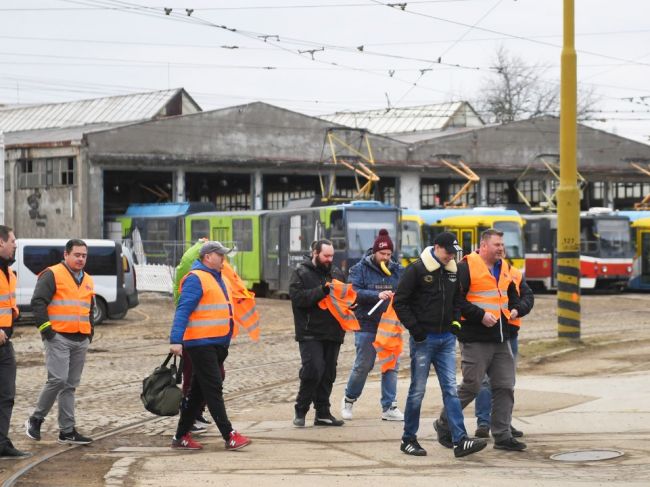 Odborári a DPMK sa predbežne dohodli, štrajková pohotovosť trvá