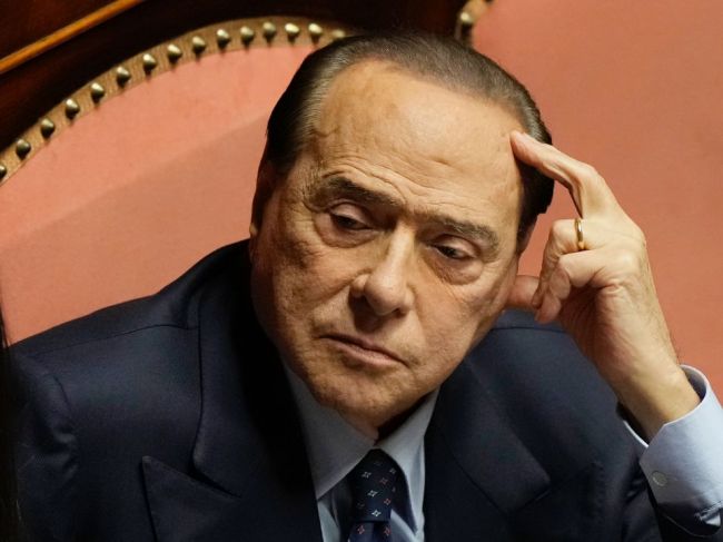 Súd zbavil Berlusconiho obvinení z podplácania svedkov