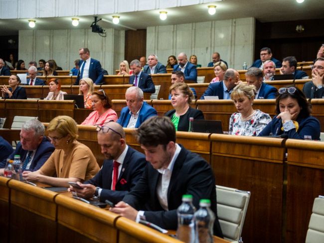 Poslanci uznesením opätovne odsúdili ruskú agresiu na Ukrajine