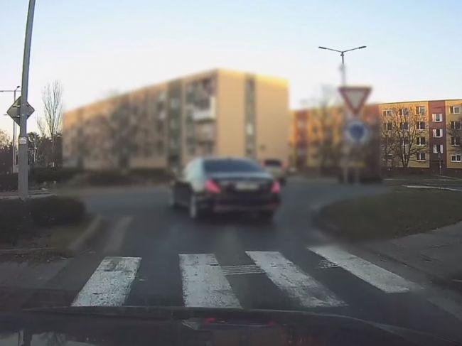 Video: Vodič jazdil zo strany na stranu. Ukázalo sa, že ide o bývalého poslanca