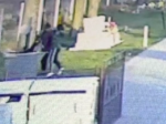Video: Polícia obvinila ženu, ktorá hodila psa do studne