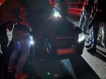 Unikajúceho vodiča na Kysuciach zastavili až strely do kolies auta