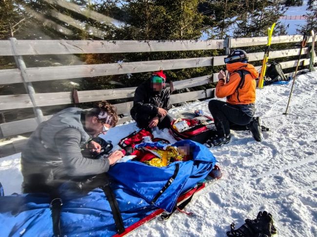 Matka na lyžovačke v Jasnej utrpela po zrážke s lyžiarom vážne zranenia