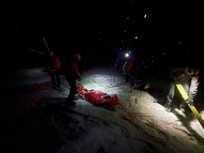 Turistka pri zostupe stratila orientáciu a prepadla cez skalný prah