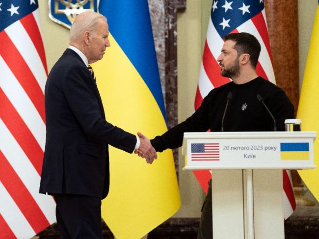 Biden pricestoval na Ukrajinu, v Kyjeve oznámil nový polmiliardový balík pomoci