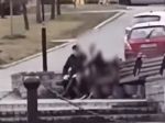 Video: Muž na námestí sa vyhrážal použitím zbrane, policajti zabránili možnej tragédii