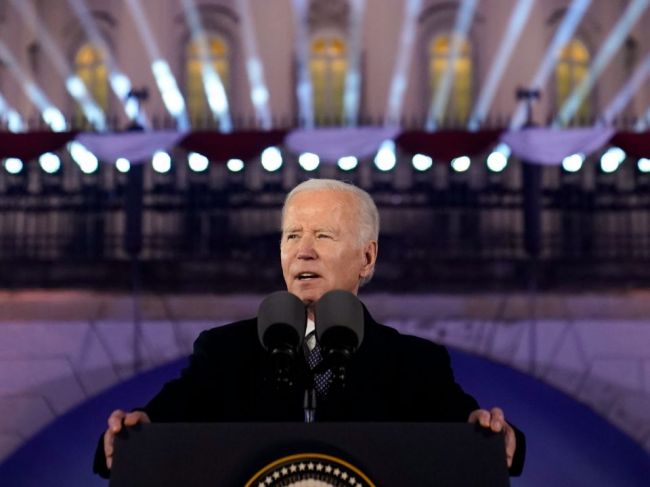 Biden vo Varšave: Kyjev zostal aj rok po ruskej invázii slobodným