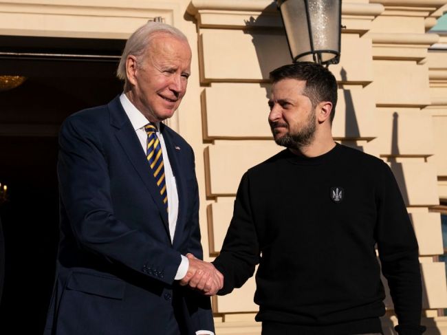 Zelenskyj dúfa, že vojna tento rok skončí. Bidenovi poďakoval za 'vodcovstvo'