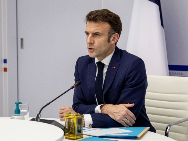 Macron: Som otvorený ideám o budúcnosti Korziky