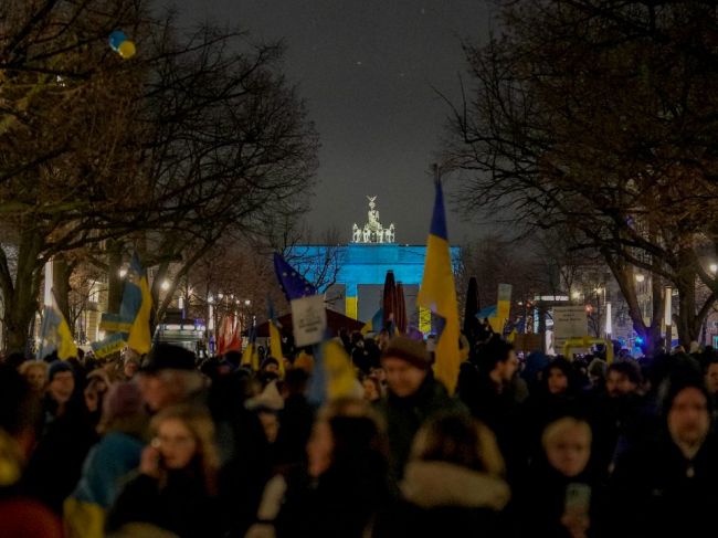 Na protest proti ruskej invázii na Ukrajinu vyšli do ulíc Berlína tisíce ľudí