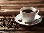 Ako piť menej kofeínu? Oklamte mozog pomocou šikovného triku