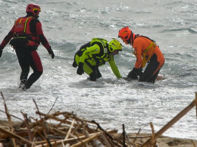 Najmenej 27 migrantov prišlo o život pri nehode plavidla