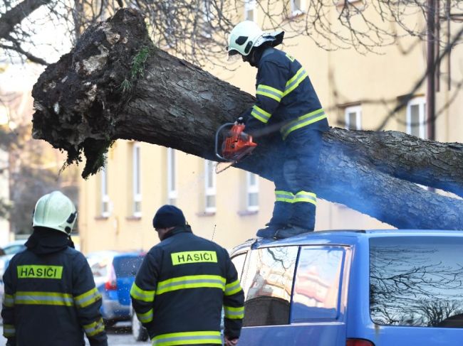 SHMÚ upozorňuje v niektorých okresoch na silný vietor
