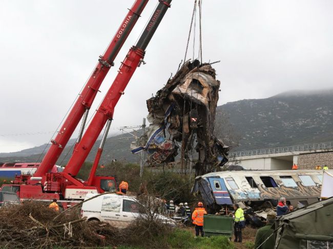 Počet obetí čelnej zrážky vlakov sa zvýšil na 57