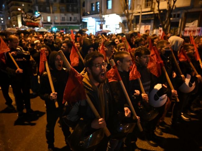 Stovky ľudí protestovali po tragédii pred sídlom železničnej spoločnosti