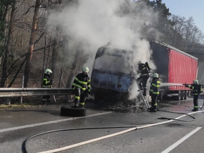 Požiar nákladného vozidla na diaľnici: Pripravte sa na obmedzenia