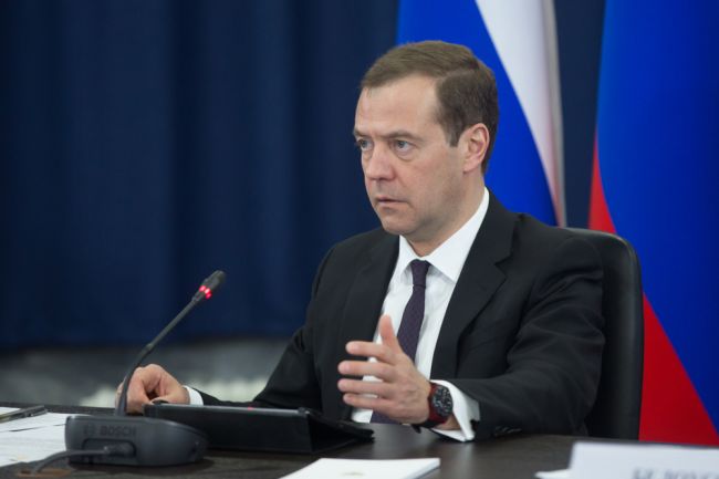 Medvedev hrozí zničením ešte neexistujúceho závodu na výrobu tankov na Ukrajine