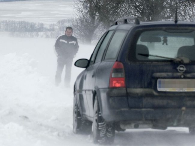 SHMÚ varuje pred snehovými jazykmi a závejmi