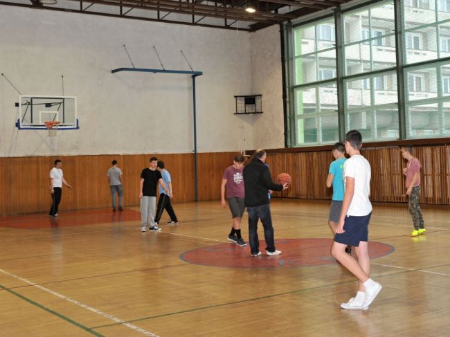 Koaliční poslanci navrhujú tri povinné hodiny telesnej výchovy na základných školách