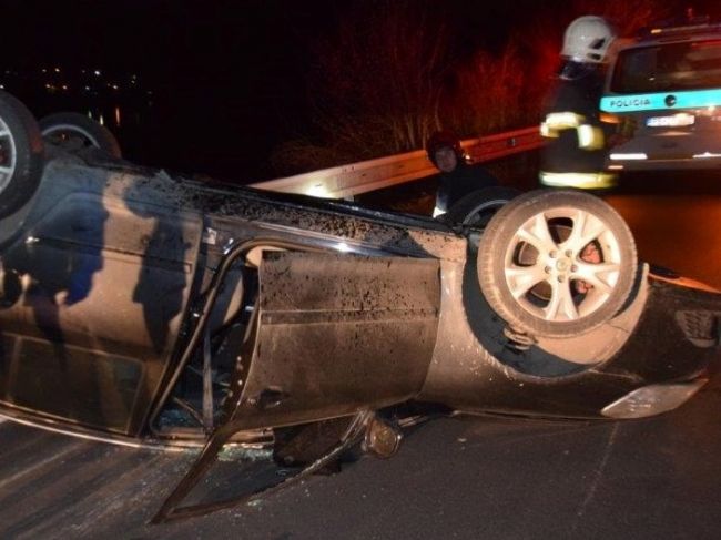 Opitá vodička prevrátila auto na strechu