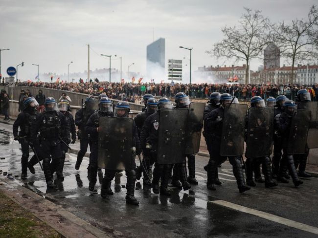 Proti návrhu dôchodkovej reformy vo Francúzsku protestovalo viac ako milión ľudí