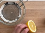 Video: Šikovný trik na odšťavenie citróna. Vďaka tomuto predmetu získate viac šťavy