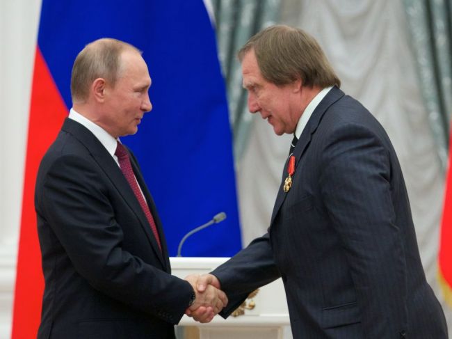 Putinov priateľ Roldugin presúval milióny cez švajčiarske bankové účty