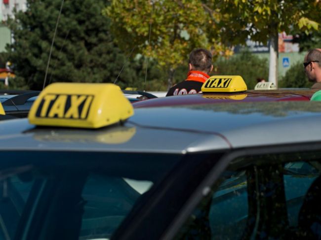 Dvojica mužov mala okradnúť taxikára, hrozí im väzenie