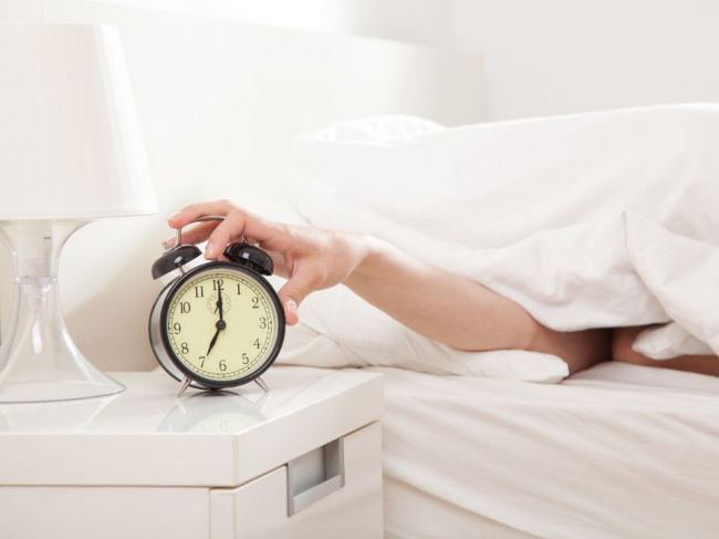 Máte ťažkosti ráno vstať z postele? Môže za tým stáť tento problém